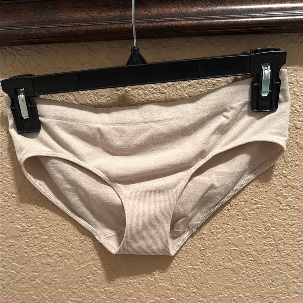 NWOT Seamless Microfiber Cream Bikini Bottoms. 94% Nylon 6% Lycra. 6/Medium